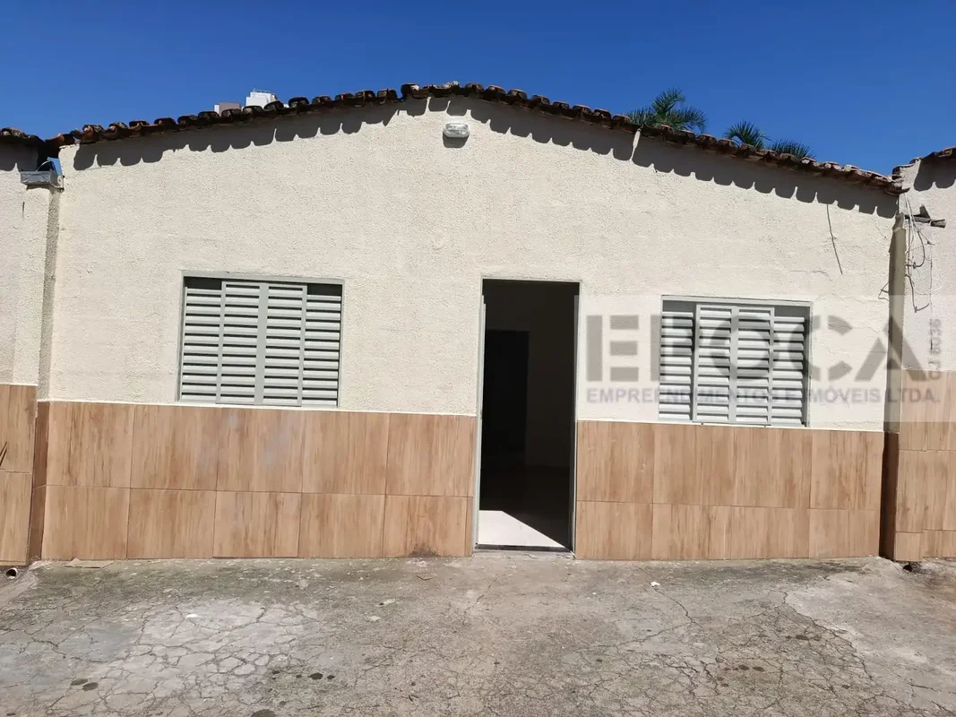 02 QUARTOS, SALA, COZINHA, ÁREA DE SERVIÇOS E BANHEIRO SOCIAL ENTRADA COMUM PAR...