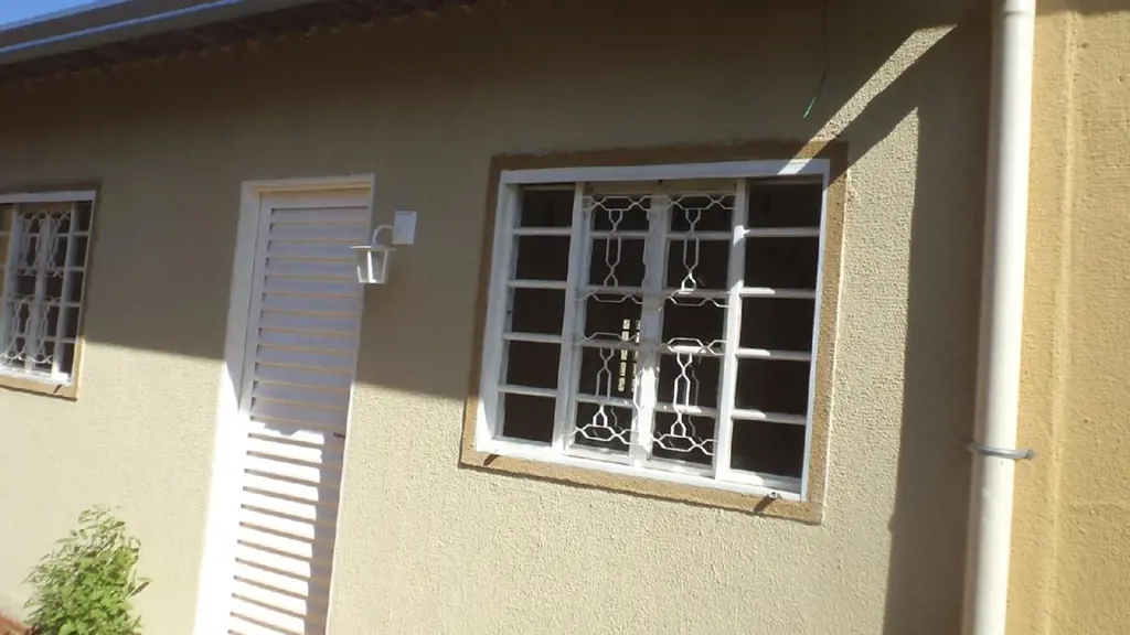 Casa com 2 quartos, sala, cozinha, Banheiro social com Box Blindex, Piso em cerâ...