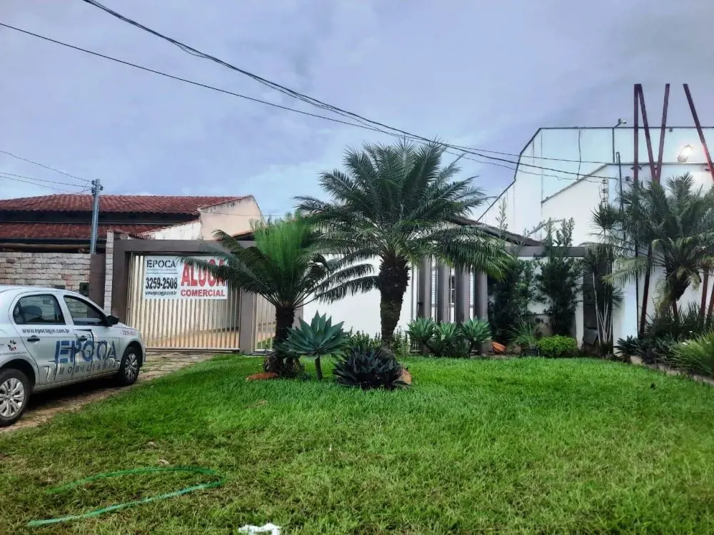 CASA COMERCIAL COM 03 QUARTOS SENDO 01 SUÍTE, TODOS COM ARMÁRIOS, SALA DE VISITA...