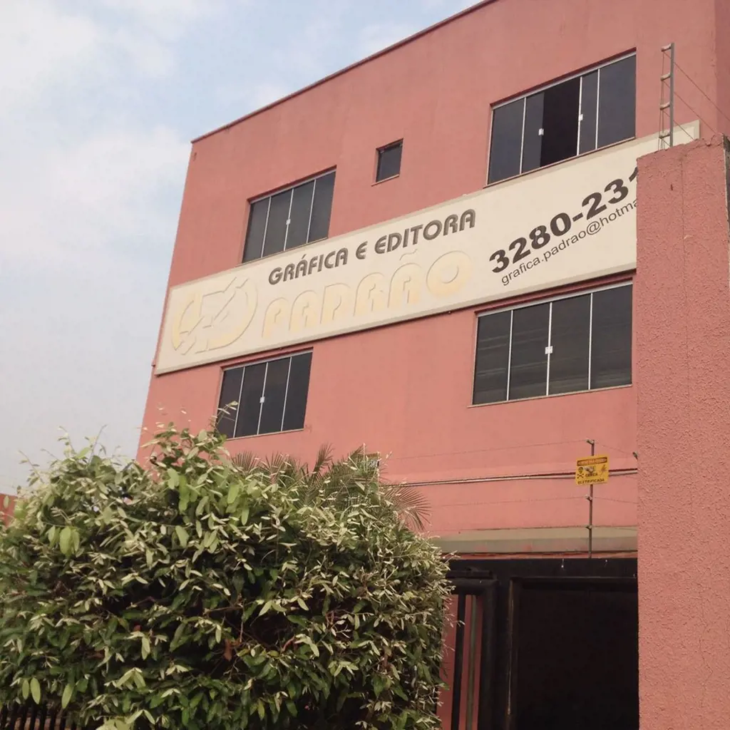  Prédio comercial/Residencial, com 2 apts na parte superior, a) 3 quartos, sendo...