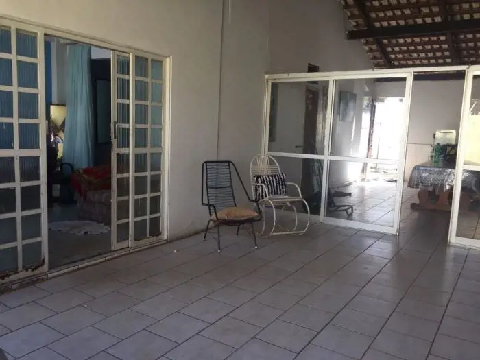  5 quartos sendo 5 suites, cozinha conjugada 11x5m, garagem coberta e quintal pe...