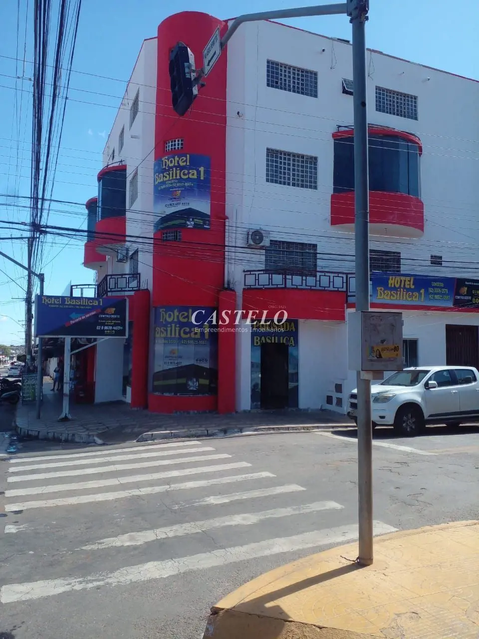 Pousada em pleno funcionamento, localizada a 200 metros da basílica do divino Pa...