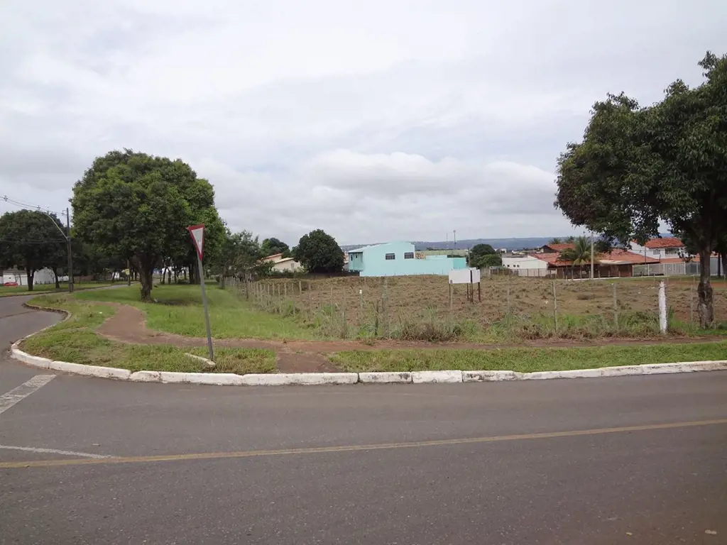 Terreno com grande potencial de construçãoLote/Terreno destinado a Escola..Igrej...