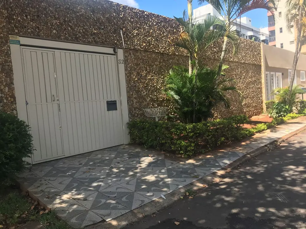 ALUGO CASA TERREA NA SHCGN 704 BLOCO H CASA 32, EM ÓTIMA LOCALIZAÇÃO, COMPOSTA D...