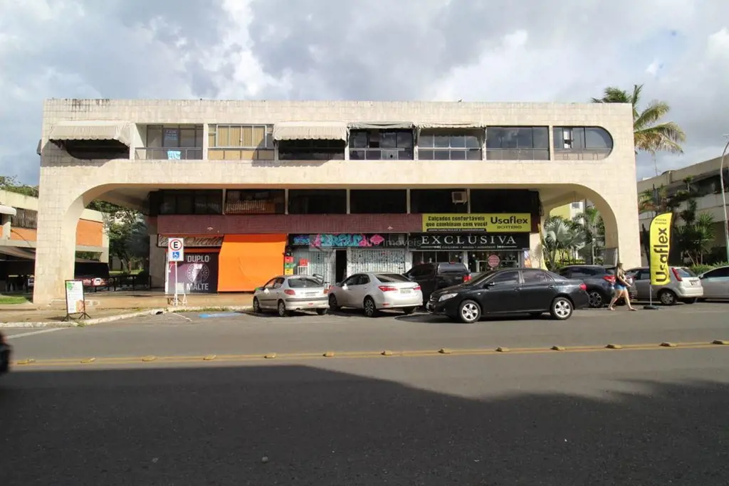 LOJA TERREA DE ESQUINA FUNDOS COM BANHEIRO. PISO CERAMICA.*** O Valor do condomí...