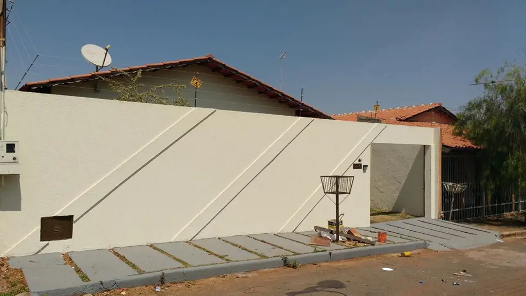 CASA COM 3 QUARTOS SENDO 1 SUITE, 2 COM ARMÁRIOS, BANHEIRO SOCIAL É SUITE COM AR...
