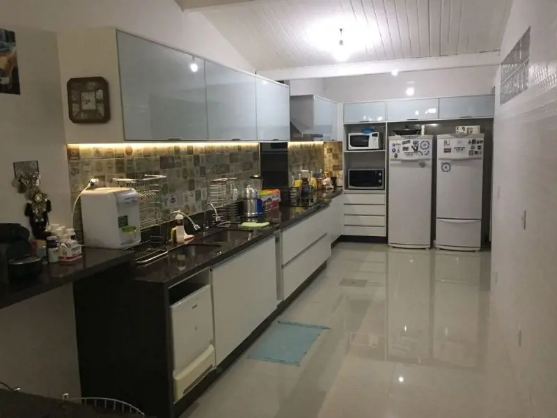 Aconchegante casa com 300m2 de área construída. 05 quartos (01 suíte), sala de e...