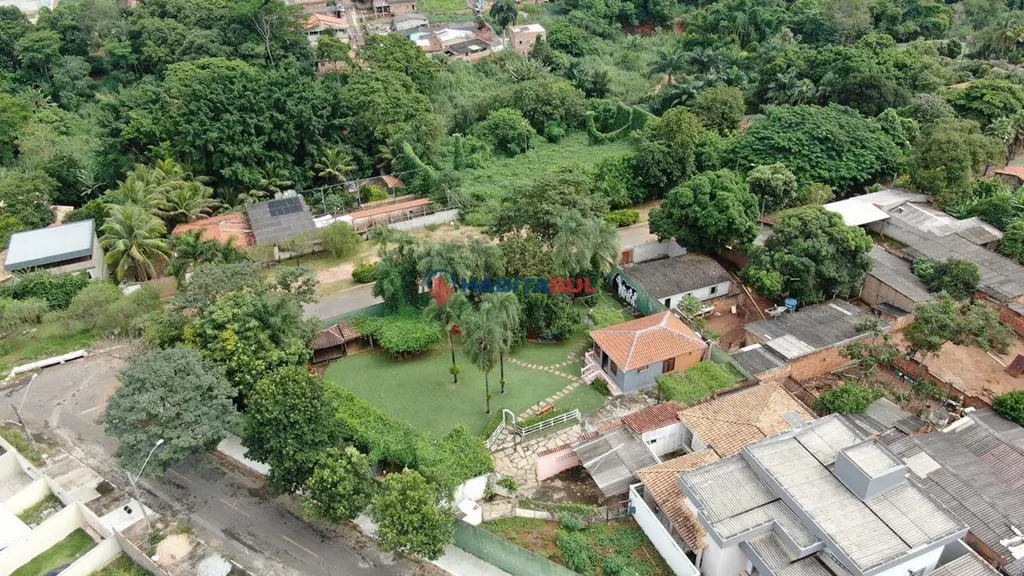 Imóvel com 1.971 metros de área total, contendo uma casa de 03 suítes com armári...