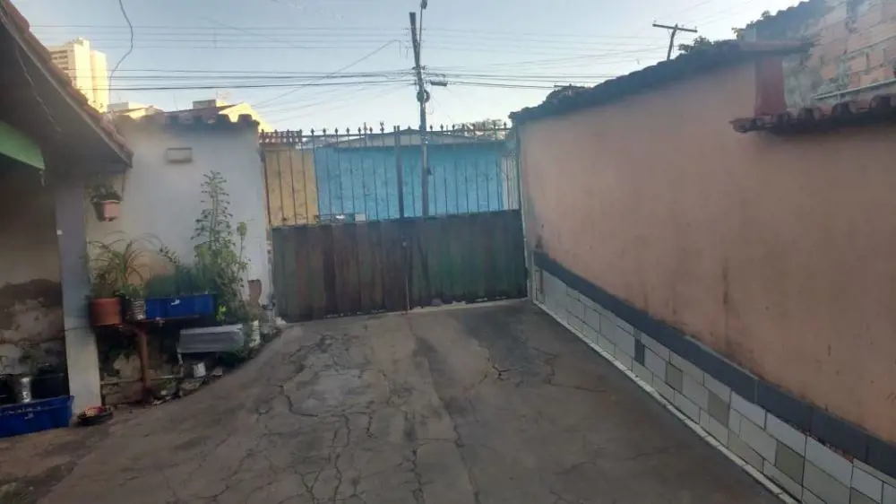  Casa da frente de 03 quartos, sala, cozinha, garagem 5 carros. Casa nos fundos ...