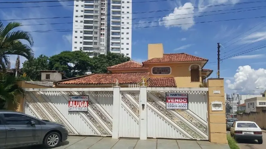  Piso superior: 5 quartos sendo 4 suítes; 1 sala; banheiro social; Piso inferior...