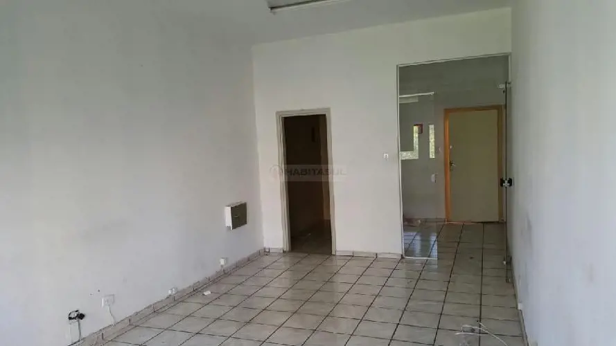  Sala com aprox. 38 m2,banheiro social. Prédio com 8 andares, 9 salas por andar....