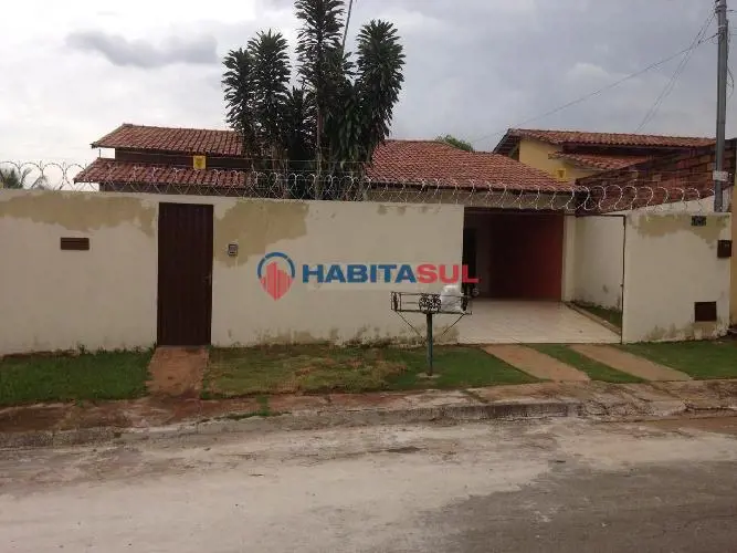 Casa com 03 quartos sendo 01 suíte,Sala, Cozinha com armários,Banheiro social,Ár...