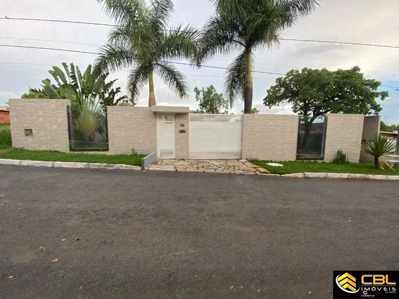 CBL IMÓVEIS VENDE COM EXCLUSIVIDADE: Excelente casa sem vizinhos de frente com u...