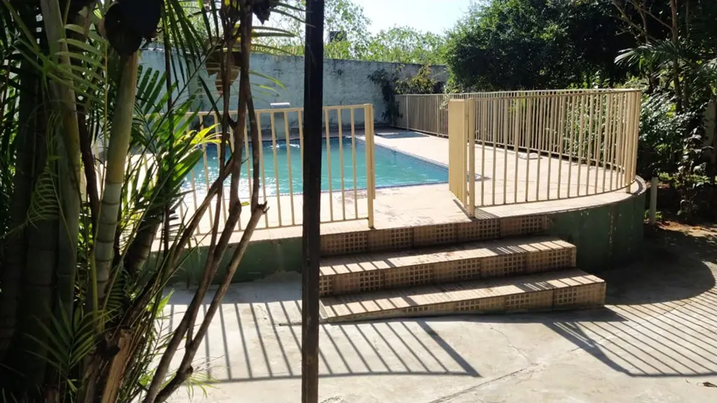 Chácara urbana contendo varanda com cozinha, despensa, 01 suíte, 01 banheiro soc...