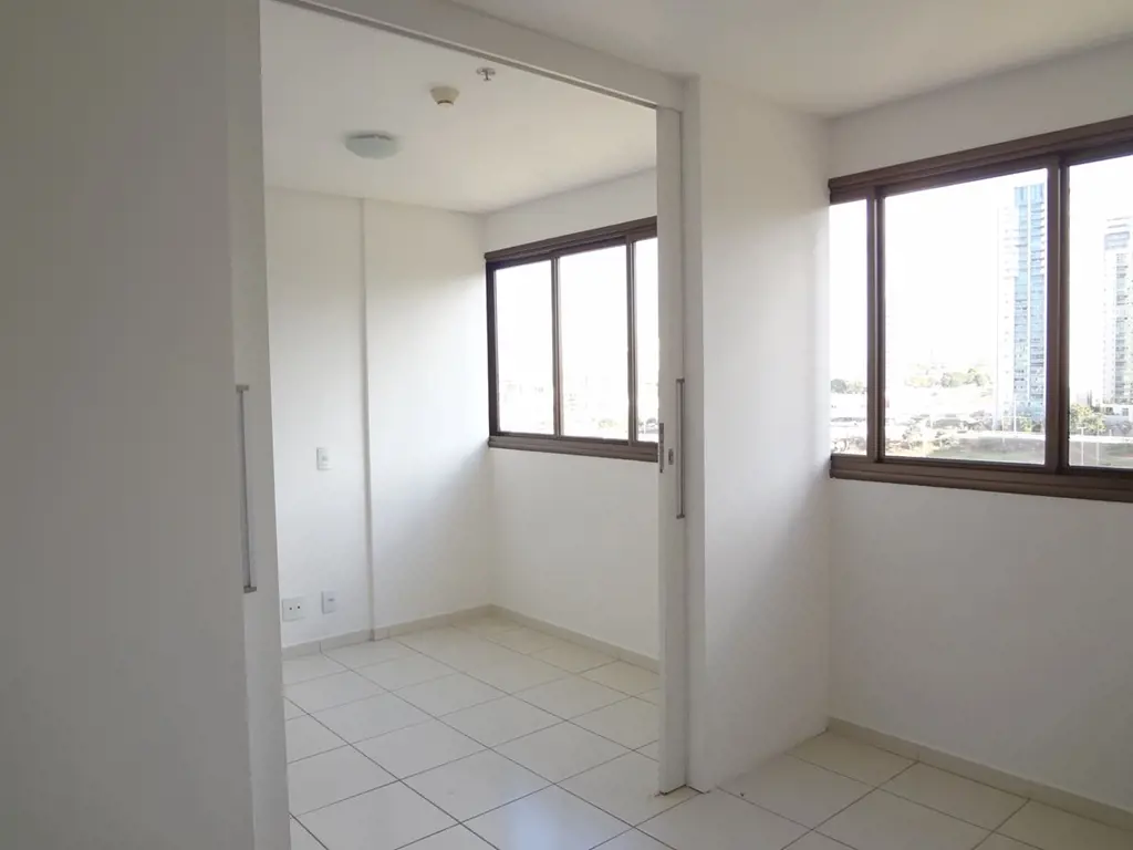 ED.Shopping One Apartamento de um quarto com armários dividido em quarto, com ar...