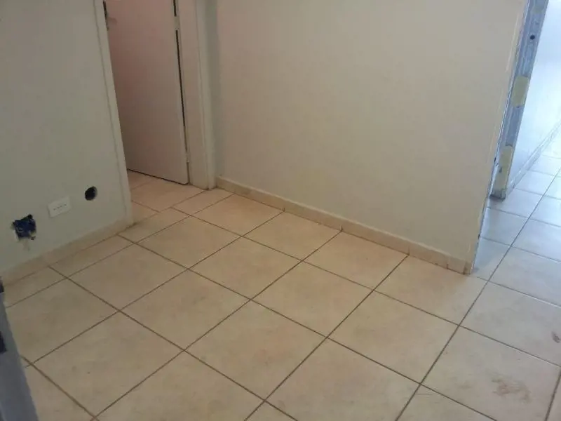 Alugamos Sala no SDS - Ed. Venâncio V, composto de:- Recepção;- Banheiro;- Hall ...