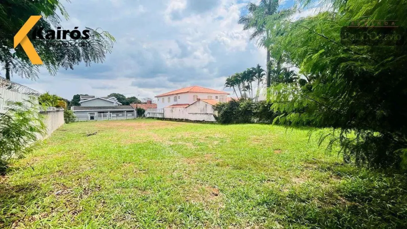 Terreno vazado, plano e posicionado acima do nível da rua, característica que di...