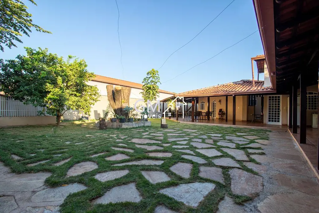 Excelente casa térrea a venda, com localização no Setor de Mansões de Sobradinho...