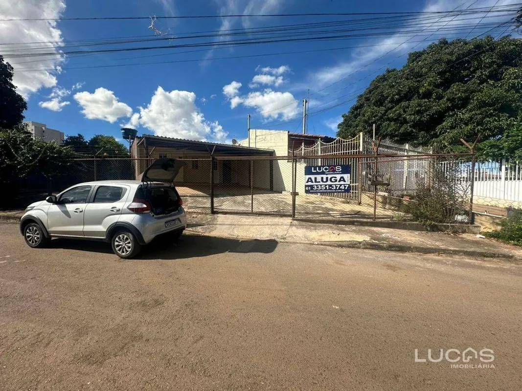 QR 503 - SAMAMBAIA SUL Excelente casa com duas casas no lote composta por 02 qua...