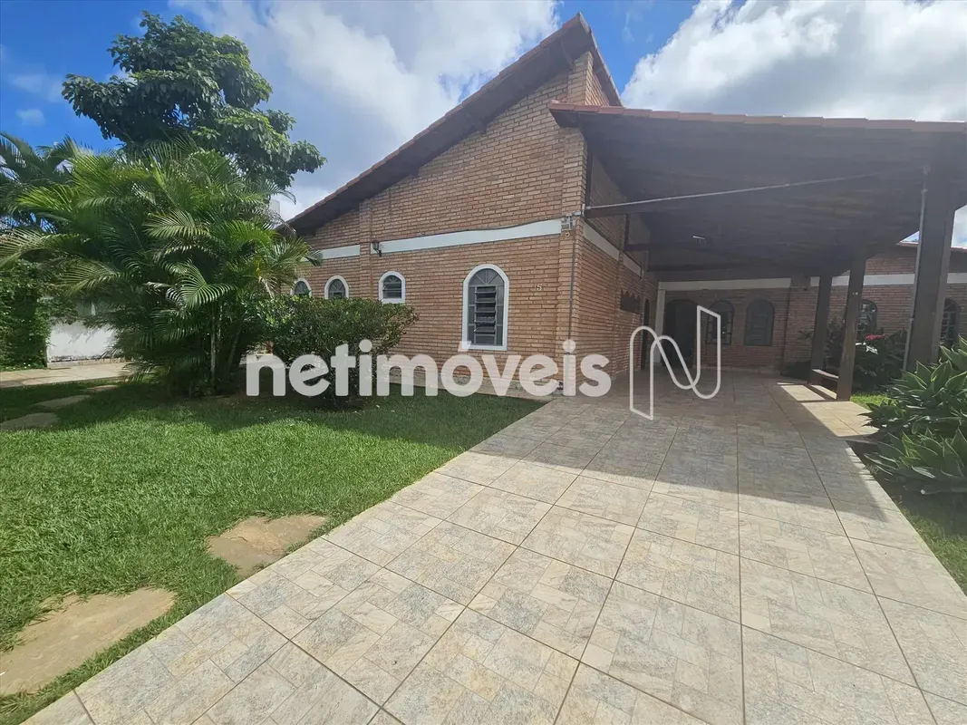 Imóvel em fase de desocupação, com agendamento de visitas em breve. Casa com 300...