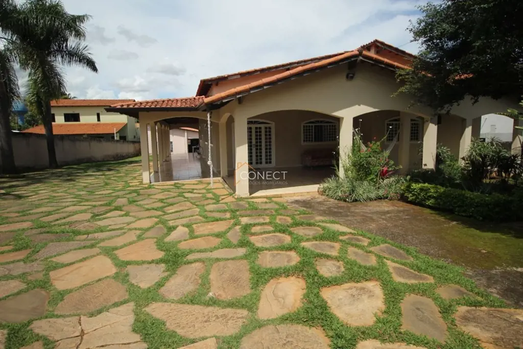 Casa Arniqueiras* Casa em lote 1870m2 com 04 suítes sendo 01 suíte máster com hi...