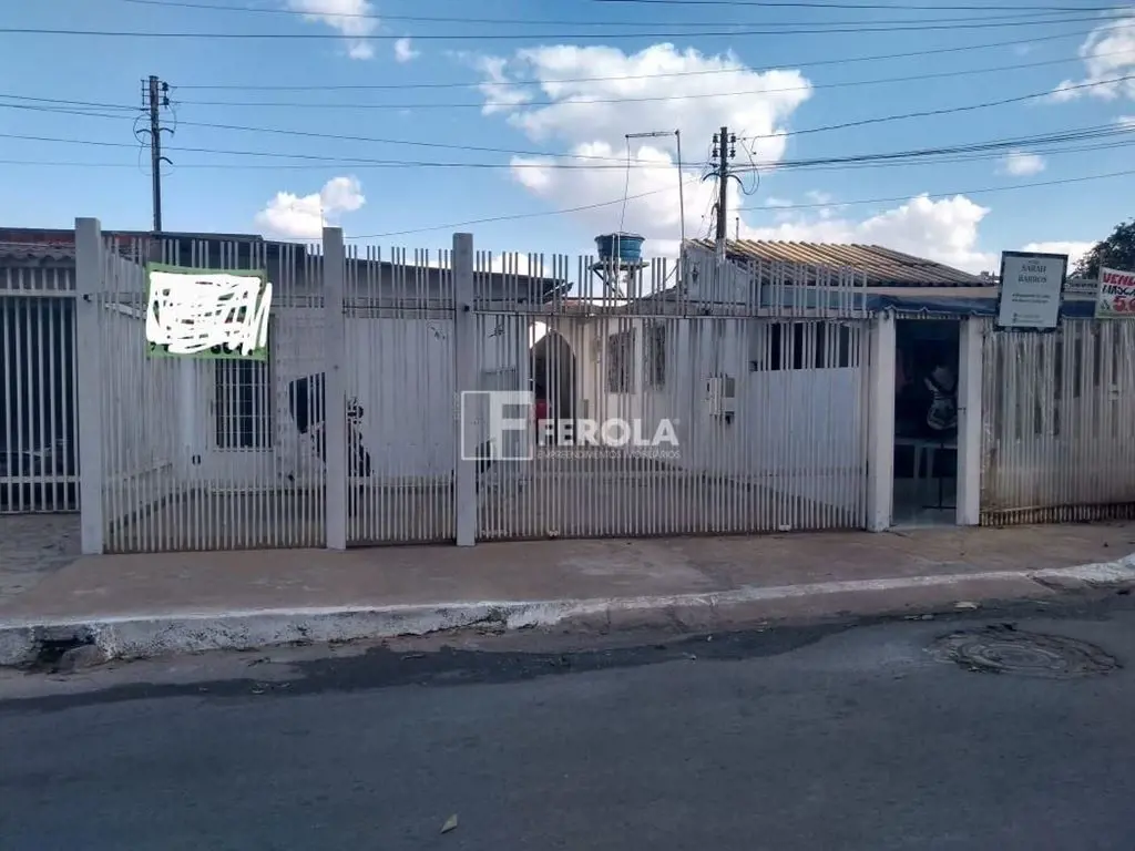 Excelente casa com três quartos;Bem dividida;Piso em cerâmicaDesocupada;O lote p...