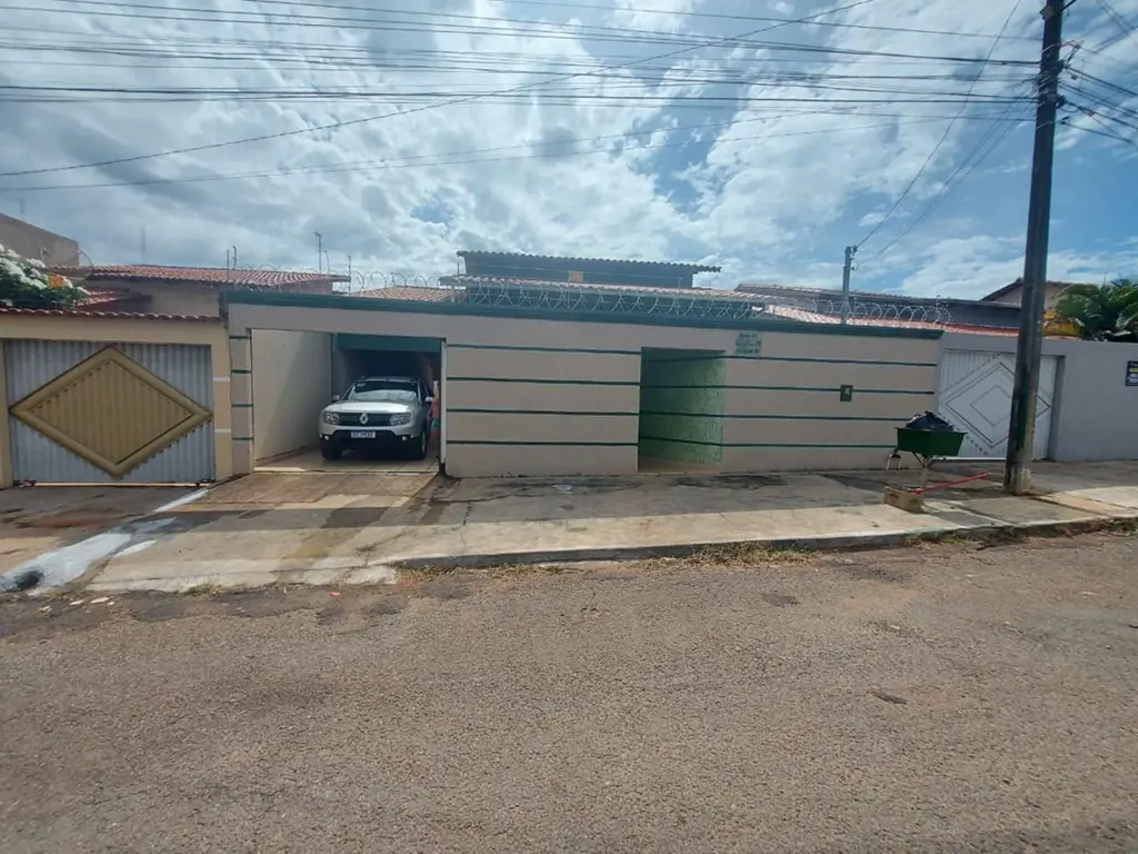 BELÍSSIMA CASA DE 260M²,COM HABITES EM LOTE DE 360M², COM 3 QUARTOS SENDO 1 SUÍT...