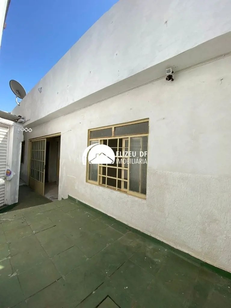 EXCELENTE CASA DE FUNDOS, NA QE 19, GUARÁ II - COMPOSTO POR: - 1 Quarto;- 1 Sala...