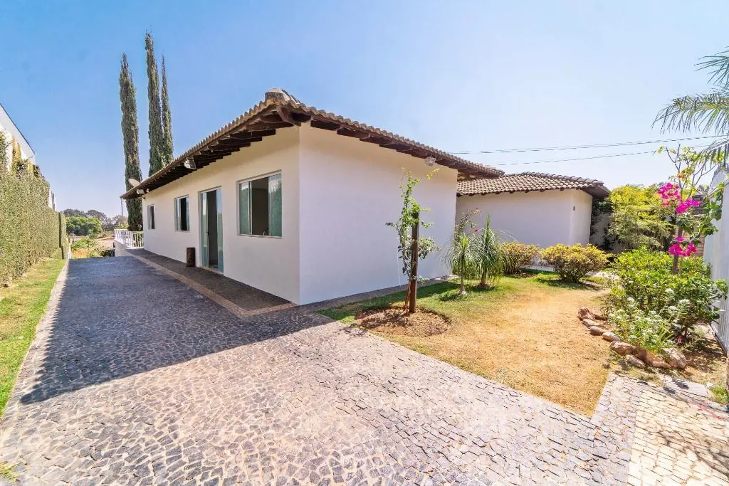 Linda Casa para locação, na SHIS QI 27Descrição do imóvel:- 4 Quartos, sendo: 2 ...