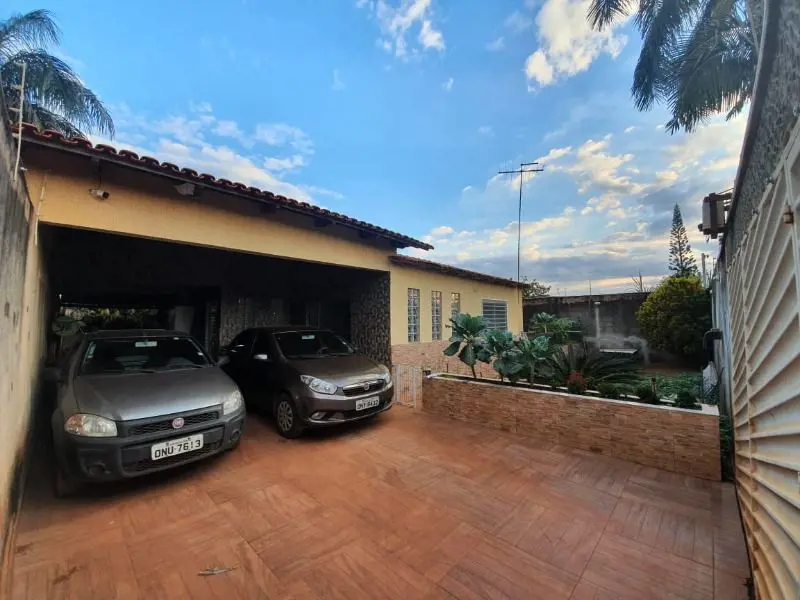 LINDA CASA 3QTS NA OCIDENTAL/GOÓtima Casa de esquina, excelente acabamento, piso...