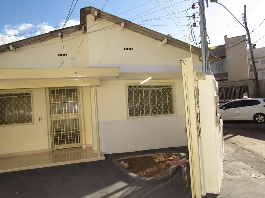 Casa residencial localizada próximo ao Campo do Atlético no Setor Centro Oeste, ...