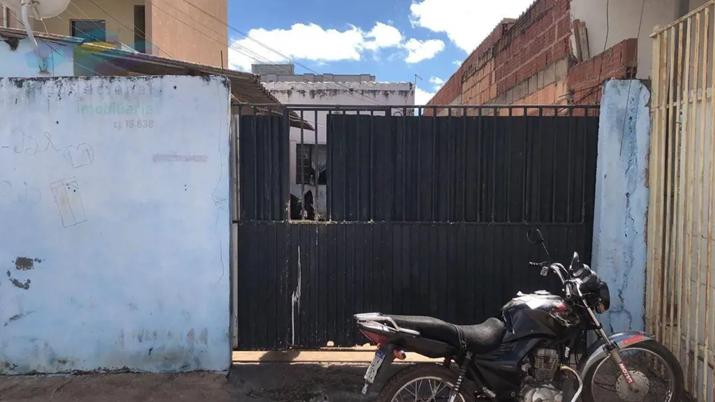 Vende-se casa na QR 321 - Samambaia Sul, lote de 126m, com uma casa nos fundos c...