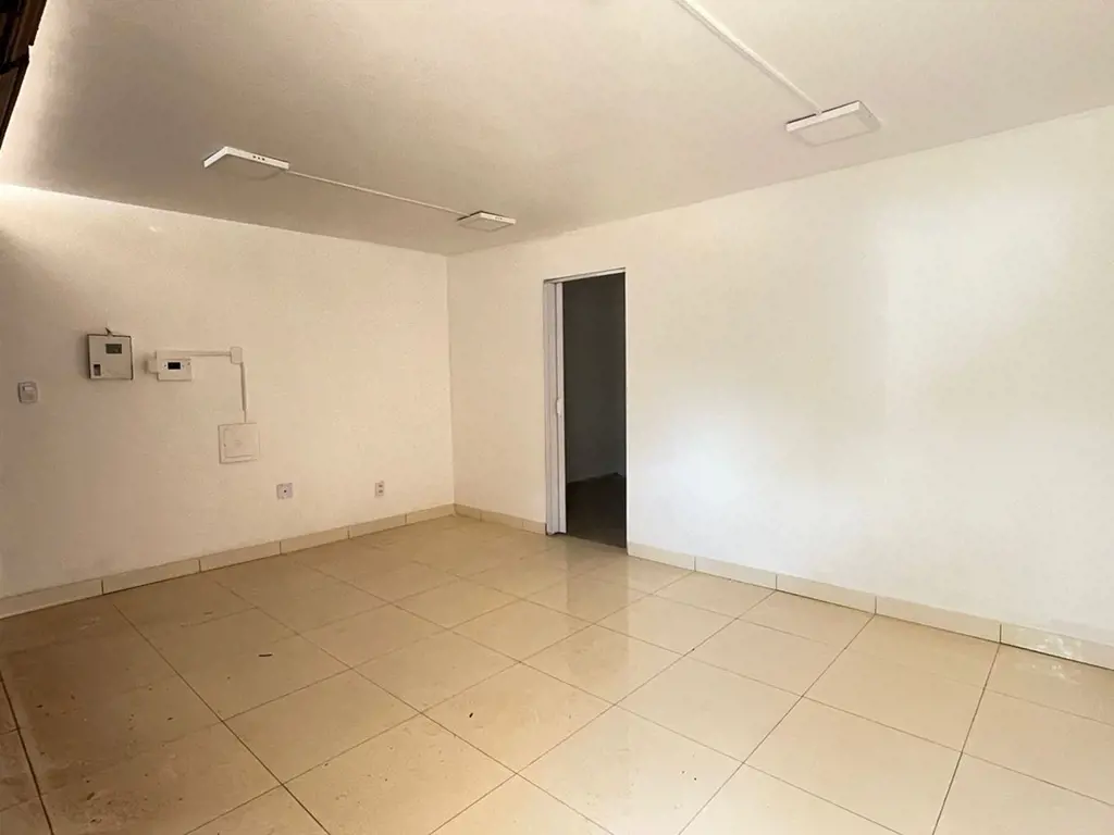 Loja comercial com sobreloja e 03 banheiros. Loja comercial com aproximadamente ...