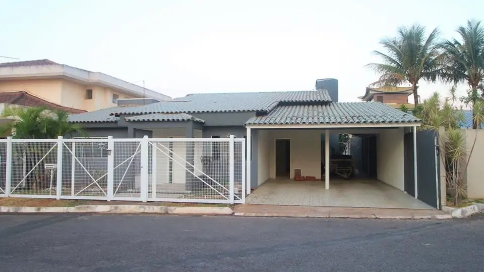IMOVEIS KATHYA VENDE:Trata-se de uma casa de 04 quartos, sendo 02 suítes uma del...