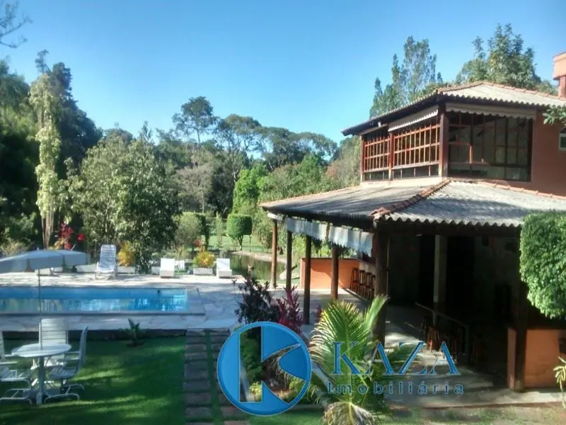 LINDA CHÁCARA EM LUZIÂNIA-GO.Casa principal 2 Quartos (suítes), sala de tv, sala...