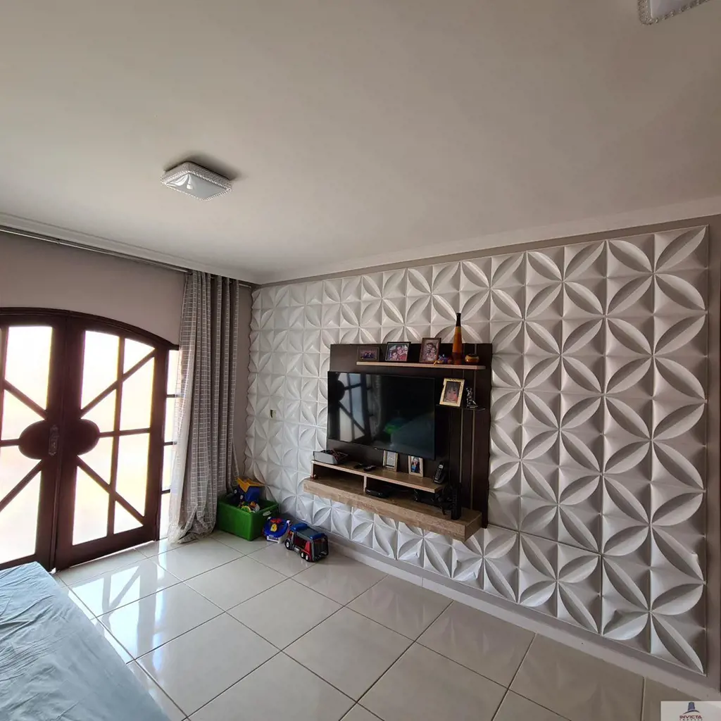 Ótimo Sobrado! O piso térreo tem uma ampla garagem, uma copa, banheiro social, c...