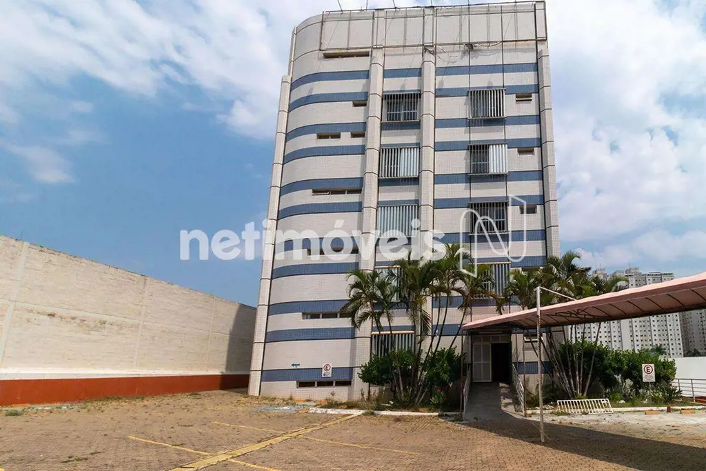 Lote com 9750m2 com prédio em Taguatinga com ótima visibilidade, bem localizado....