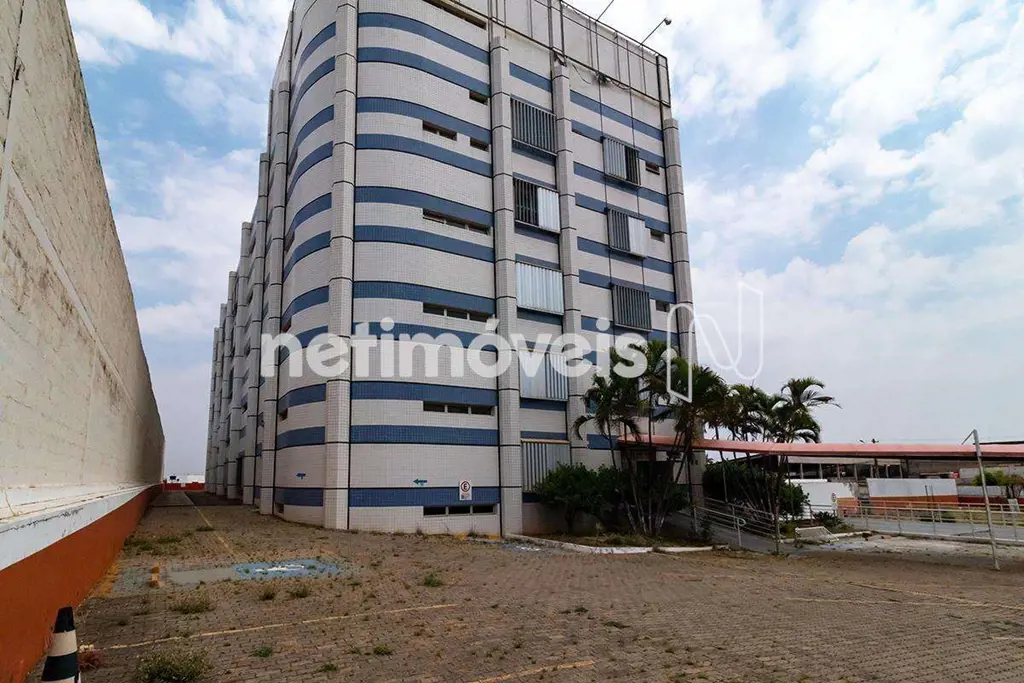Lote com 9750m2 com prédio em Taguatinga com ótima visibilidade, bem localizado....