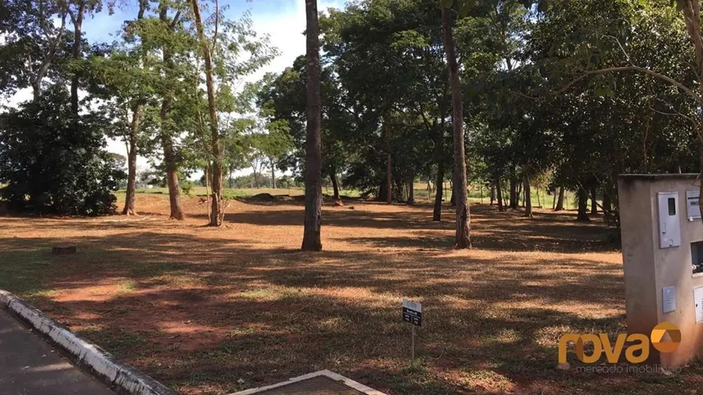 Lote na Reserva da Coroa com 1.328,11 m², em frente a mata. Na melhor localizaçã...