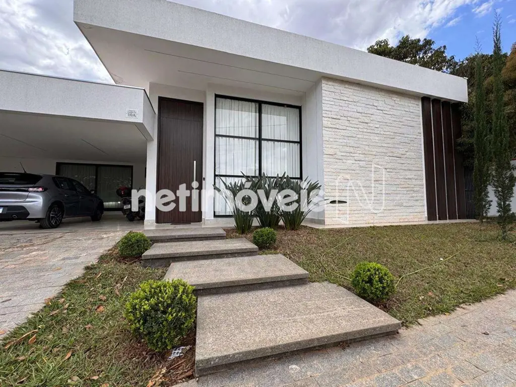 Casa nova, estilo moderno, edificada em terreno de 700 m² todo murado, contendo:...