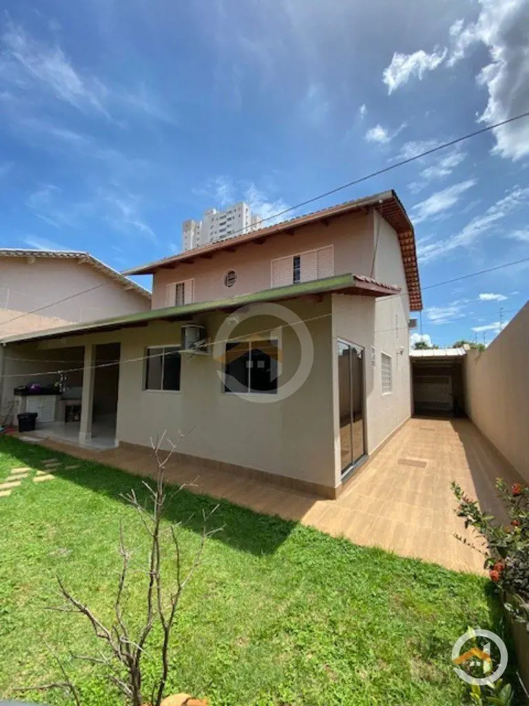 A casa está localizado na regiao Jardim América tem 375 metros quadrados com 4 q...