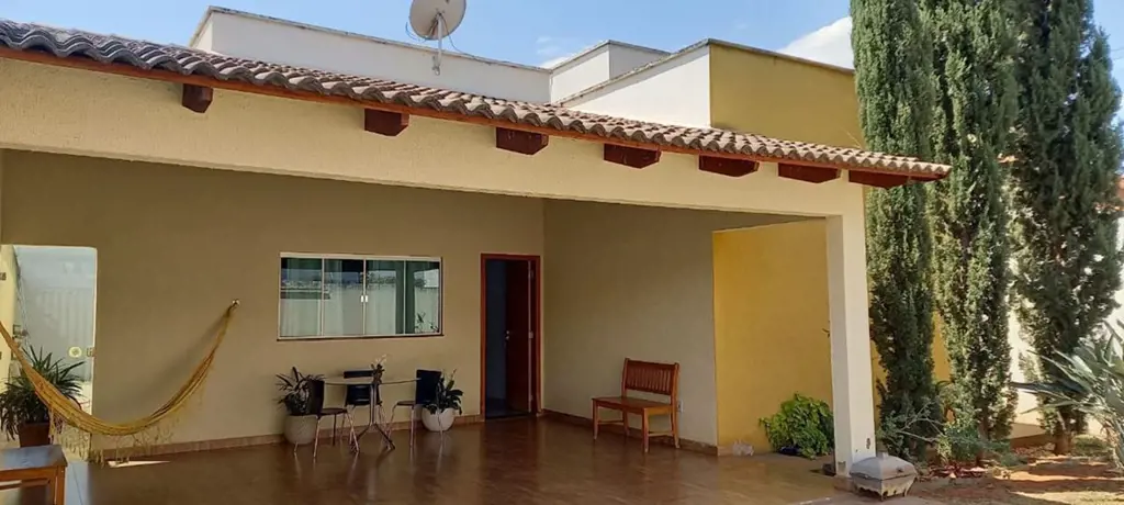 Sala com pé direito duplo; piso no porcelanato; cerca elétrica; corredor dos doi...