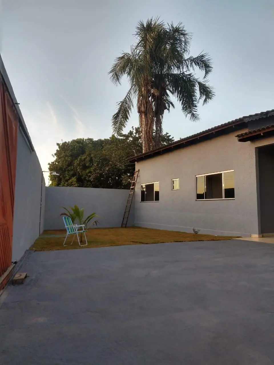 Linda casa 03 quartos, sendo 01 suíte. Pintura nova. Lote com 280 m². Casa com 1...