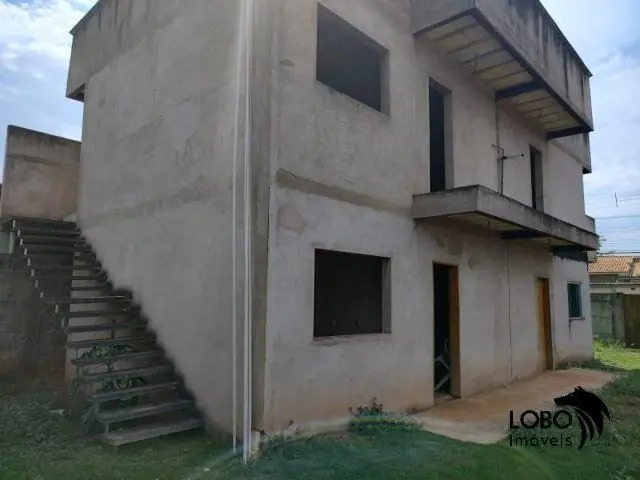 Excelente investimento de aluguel. Ótimo prédio residencial e comercial na Aveni...