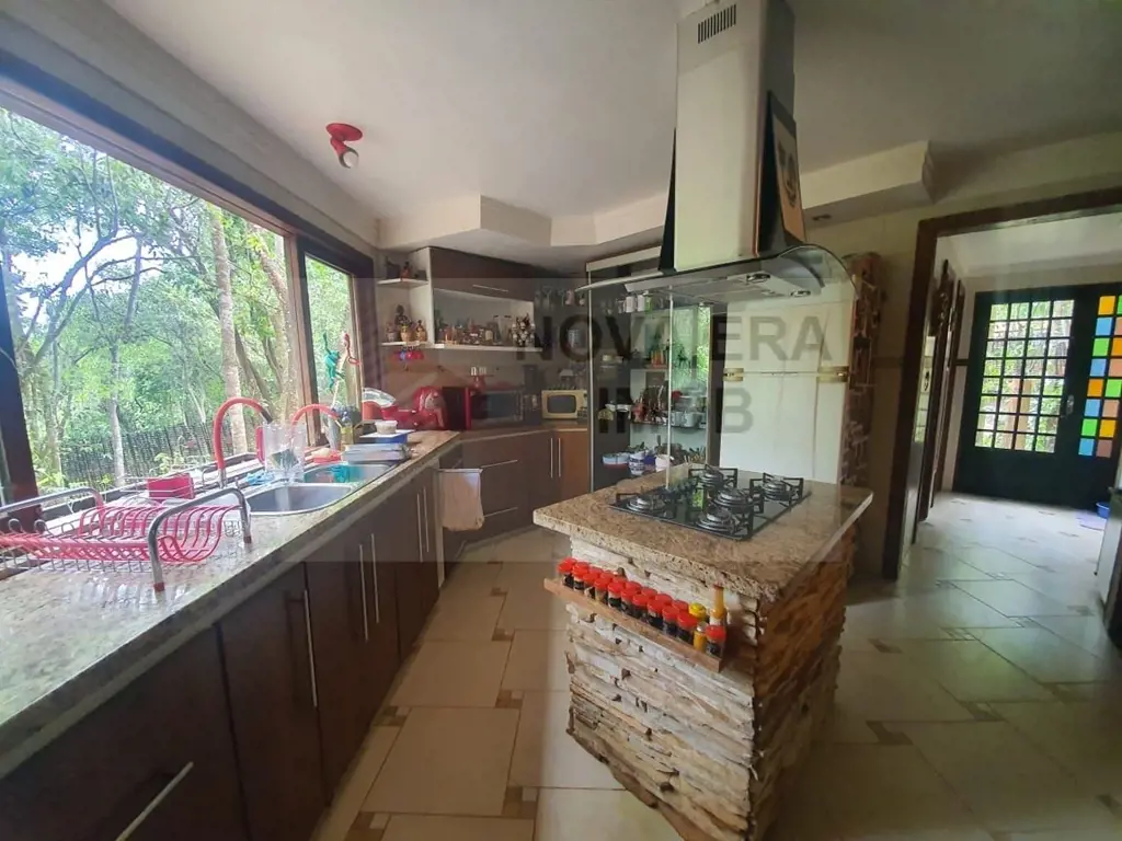 NOVAERA IMOB VENDE BELÍSSIMA CASA EM EXCELENTE TERRENO ARBORIZADO - CONDOMÍNIO S...