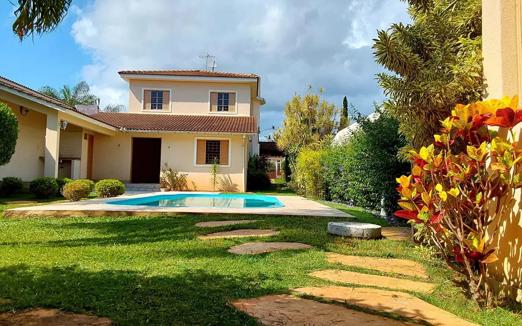 Casa com os cômodos mobiliados. 4 Qtos/2 Stes (piso quente amadeirado 1º andar) ...