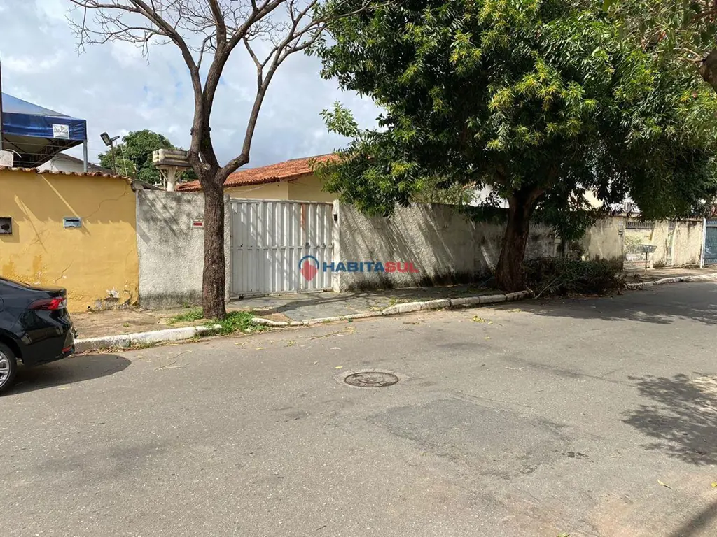 Sala, 4 quartos,cozinha, área de serviço;barracões nos fundos.Frente do lote com...