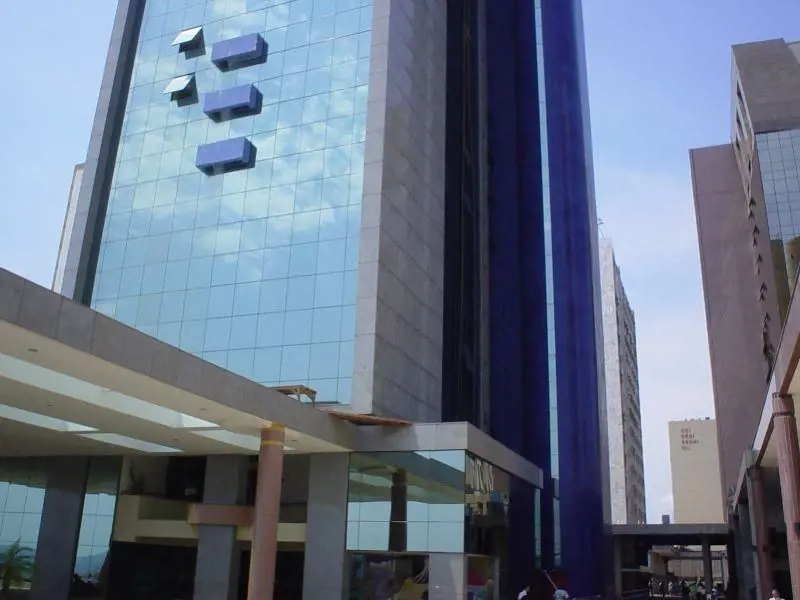 Duas salas juntas e interligadas, amplas, REFORMADAS com 01 (uma) vaga de garage...