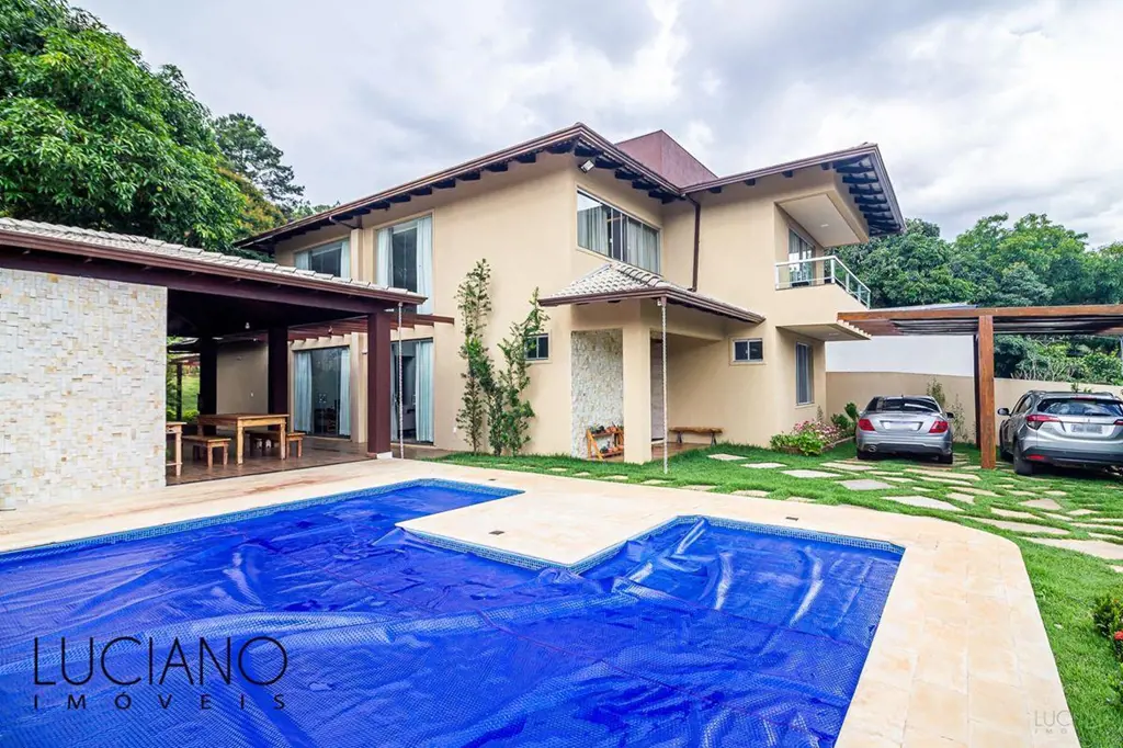 Imóvel em condomínio com muito verde,abraçado por uma reserva ecológica.Descriçã...