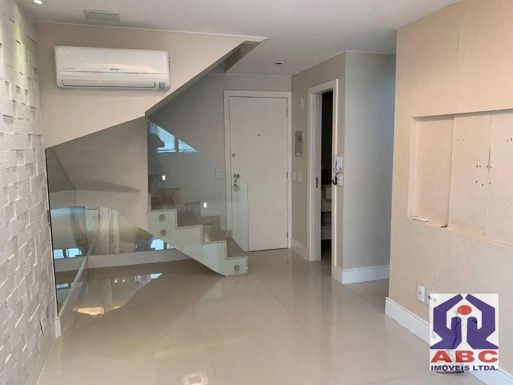 - DUPLEX REFORMADO -Aluga-se um excelente apartamento duplex de 02 quartos, WC s...